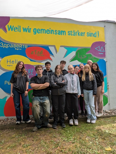 Friederike Knies (4.v.l.) mit ihren Helferinnen und Helfern vom Städtischen Gymnasium in Delbrück nach vollbrachter Arbeit. Der Fotopoint zu „Sprachschätze der Welt“ an der Wewelsburg ist fertig! (Foto ©Kreismuseum Wewelsburg)
